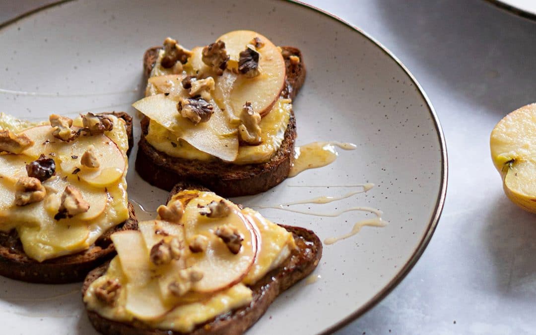 Tosta integral de queso a la plancha y manzana