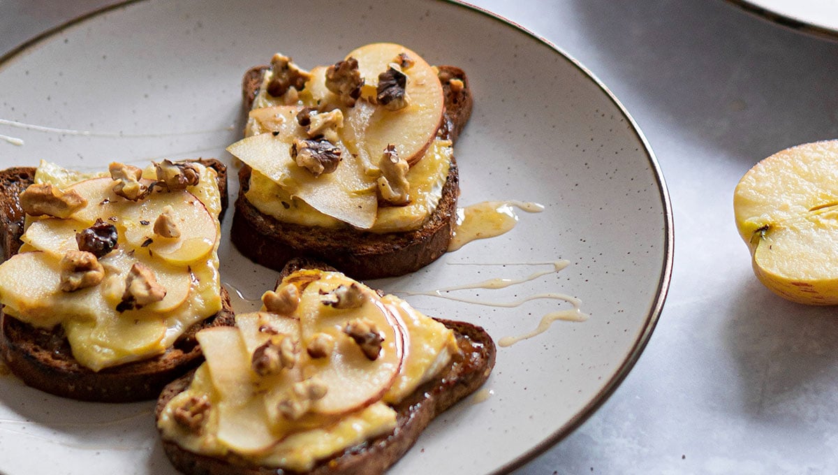 Tosta integral de queso a la plancha y manzana