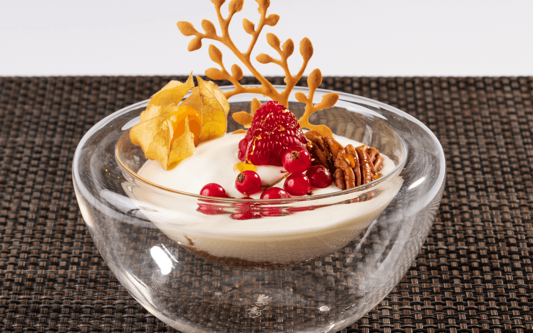 Crema de queso con frutos rojos, nueces y galleta lotus